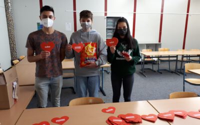 Die SMV verteilt Herzen zum Valentinstag